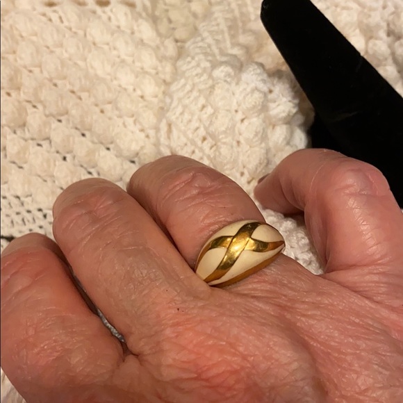Gold and beige chunky enamel ring Vintage Size 6 1/2 EUC - Picture 5 of 8